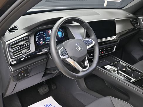 Used 2024 Volkswagen Atlas Cross Sport SE w/ Panoramic Sunroof Package FWD image 19