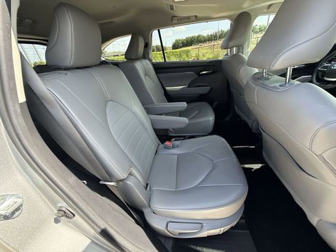 Used 2024 Toyota Highlander XLE FWD image 17