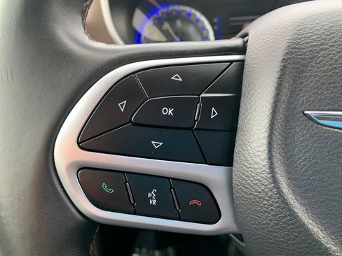 Used 2018 Chrysler Pacifica Touring-L FWD image 12