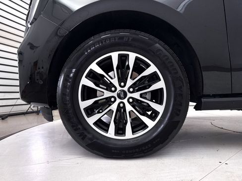 Used 2025 Ford Expedition Platinum AWD/4WD image 18