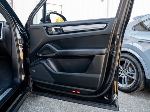 Certified 2023 Porsche Cayenne Platinum Edition image 27