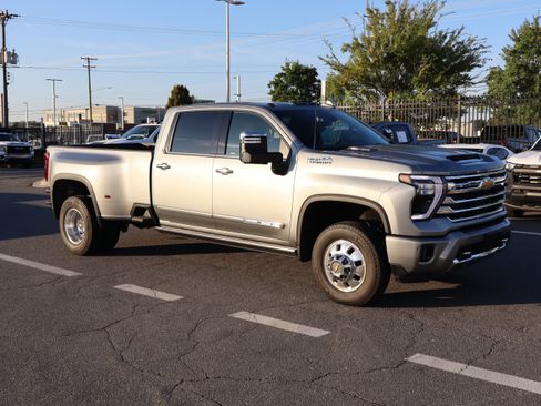 Used 2025 Chevrolet Silverado 3500 High Country w/ Technology Package AWD/4WD image 15