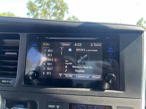 Used 2015 Toyota Sienna SE Premium image 38