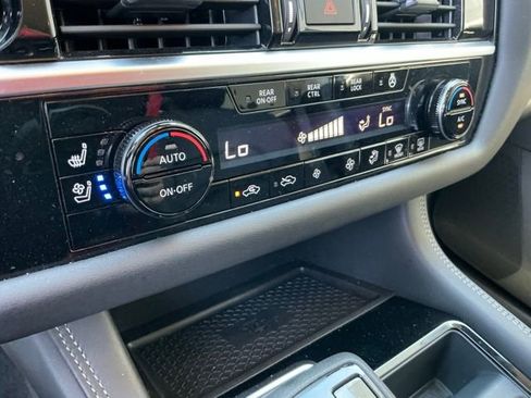 Used 2025 Nissan Pathfinder Platinum FWD image 25