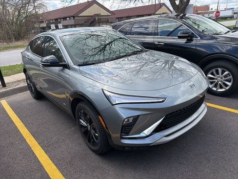 Used 2025 Buick Envista Sport Touring image 3