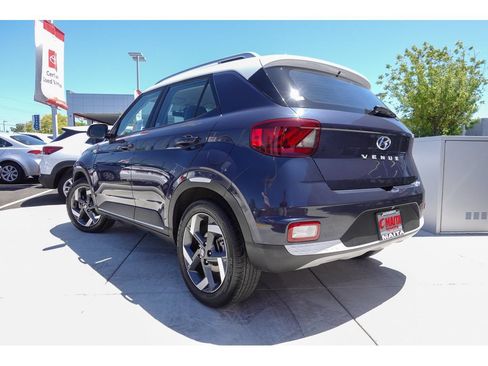Used 2021 Hyundai Venue FWD image 7