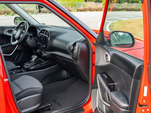 Used 2025 Kia Soul S FWD image 11