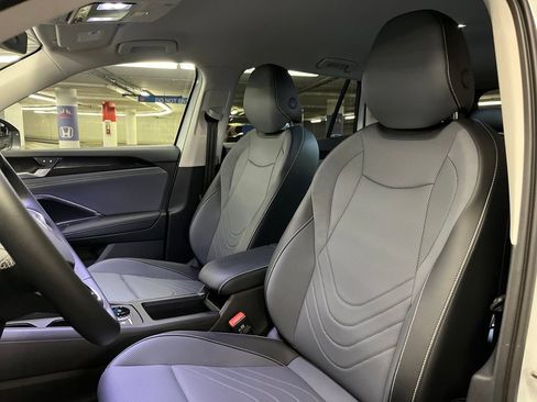 Used 2025 Volkswagen Tiguan SE AWD/4WD image 20