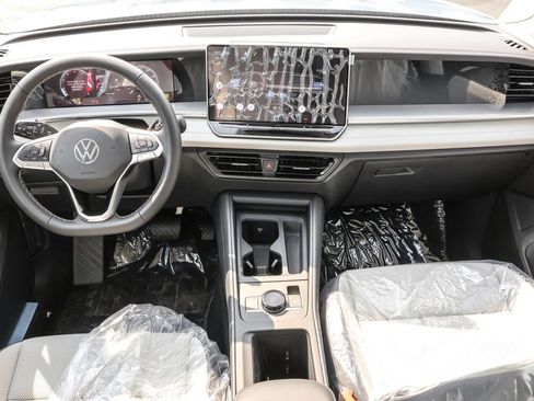 Used 2025 Volkswagen Tiguan SE image 27