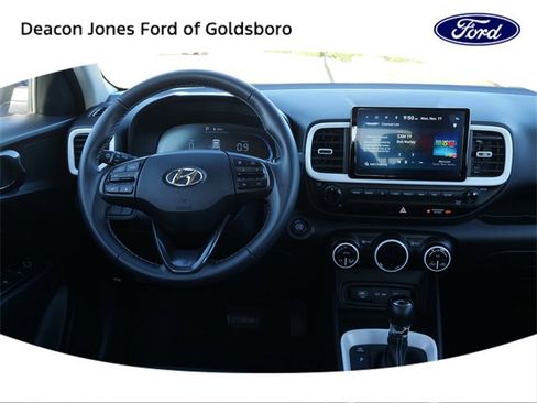 Used 2023 Hyundai Venue Limited image 19