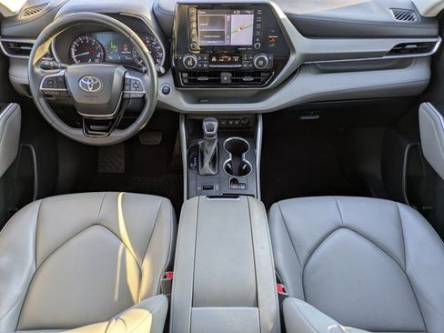 Used 2020 Toyota Highlander XLE image 17