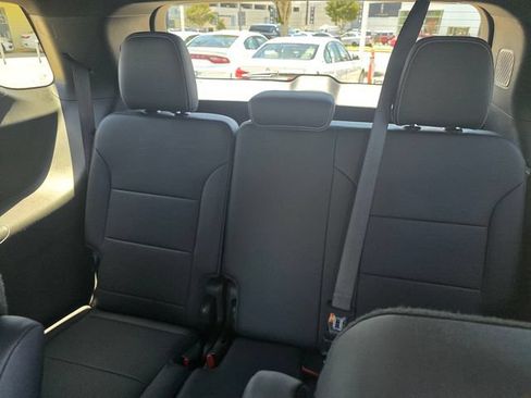 Used 2025 Chevrolet Traverse LT FWD image 13