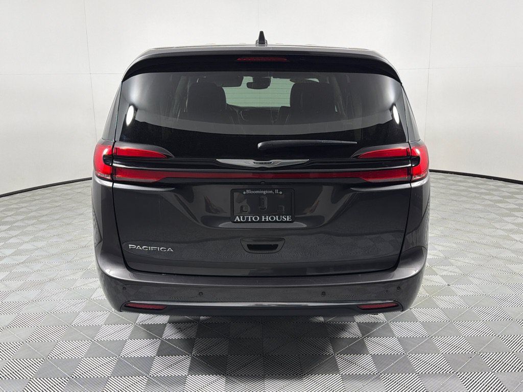 Used 2023 Chrysler Pacifica Touring-L FWD image 6