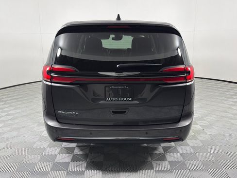 Used 2023 Chrysler Pacifica Touring-L FWD image 6