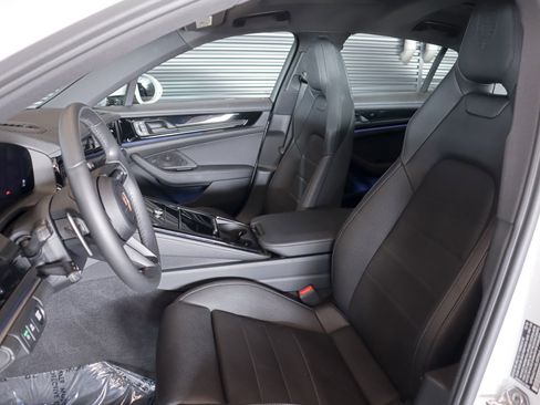 Used 2025 Porsche Panamera image 5