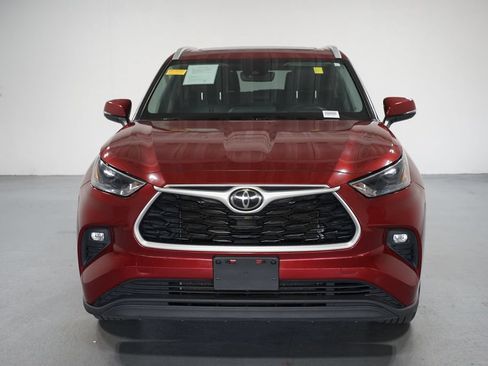 Used 2022 Toyota Highlander XLE FWD image 2