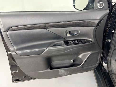 Used 2017 Mitsubishi Outlander SE image 16