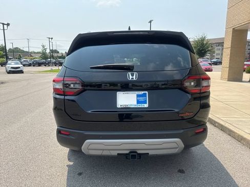 Certified 2025 Honda Pilot TrailSport image 3