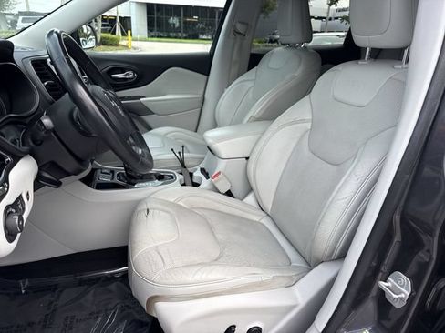 Used 2019 Jeep Cherokee Limited FWD image 11