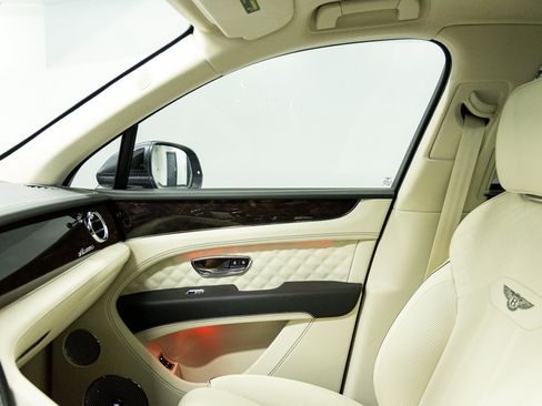 Used 2023 Bentley Bentayga AWD/4WD image 37
