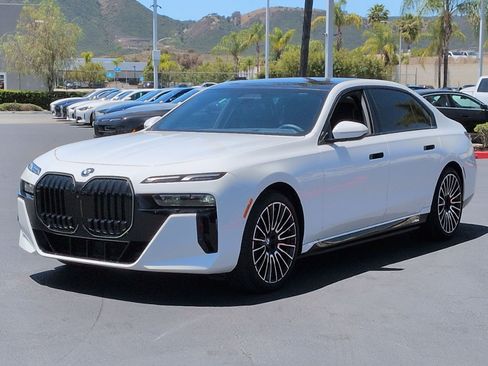 Used 2025 BMW i7 xDrive60 AWD/4WD image 5