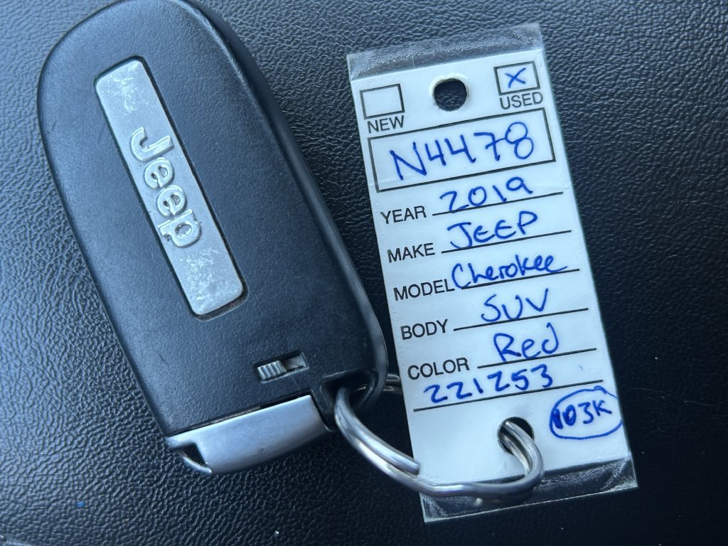 Used 2019 Jeep Cherokee Latitude Plus w/ Comfort/Convenience Group FWD image 37