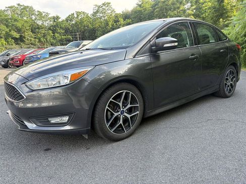 Used 2016 Ford Focus SE w/ SE Sport Package FWD image 7