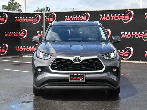 Used 2023 Toyota Highlander XLE AWD/4WD image 2