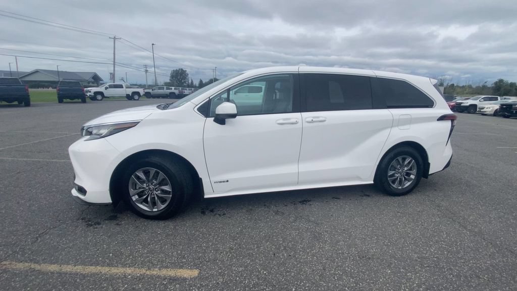Used 2021 Toyota Sienna LE FWD image 5