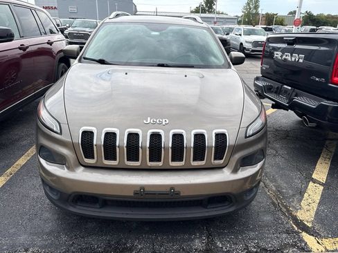 Used 2016 Jeep Cherokee Latitude FWD image 3