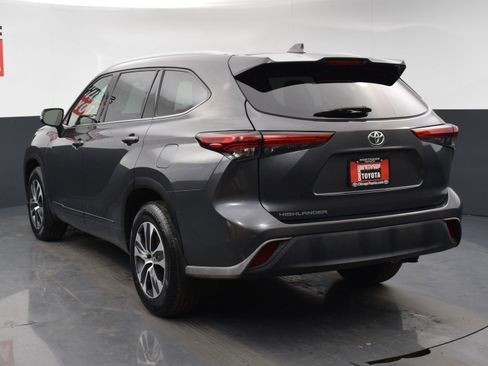 Used 2022 Toyota Highlander XLE image 3
