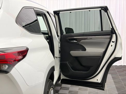 Used 2022 Toyota Highlander Limited FWD image 18