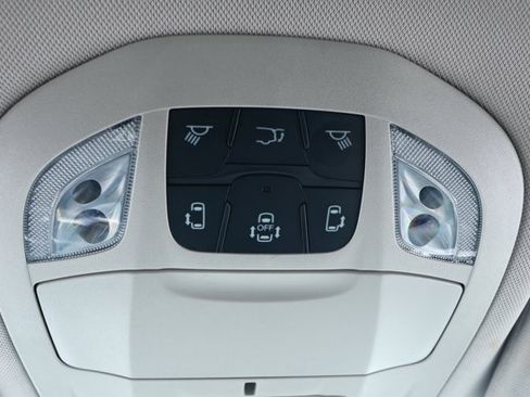 Used 2022 Chrysler Voyager LX FWD image 19