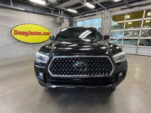 Used 2018 Toyota Tacoma TRD Off-Road w/ Technology Package AWD/4WD image 8