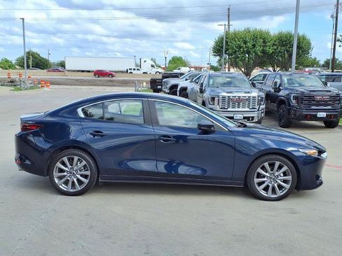 Used 2019 MAZDA MAZDA3 Sedan FWD image 2