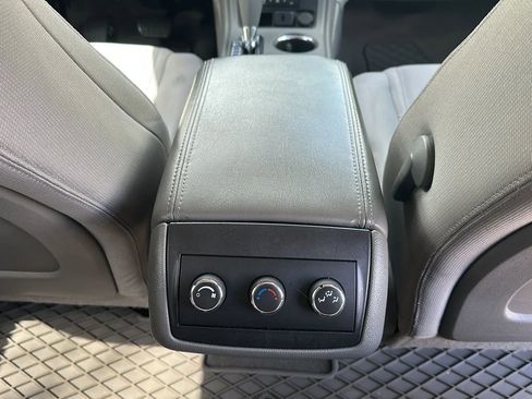 Used 2016 GMC Acadia SLE image 30