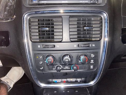 Used 2018 Dodge Grand Caravan SE image 36