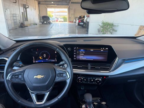 Used 2025 Chevrolet Trax LT w/ LT Convenience Package FWD image 33