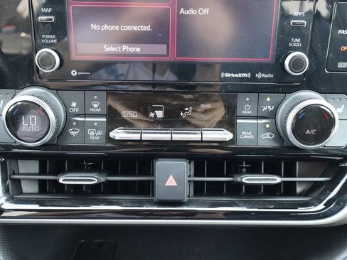 Used 2022 Toyota Highlander XLE AWD/4WD image 14