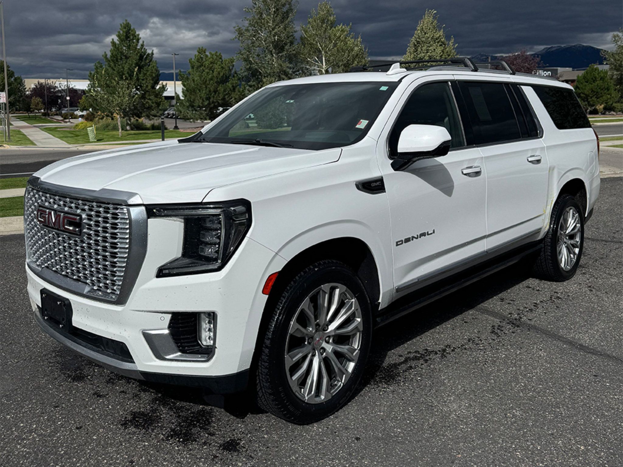 Used 2022 GMC Yukon XL Denali AWD/4WD image 3