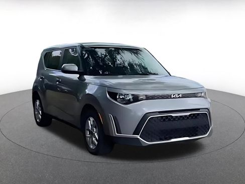 Used 2025 Kia Soul LX w/ LX Technology Package FWD image 2
