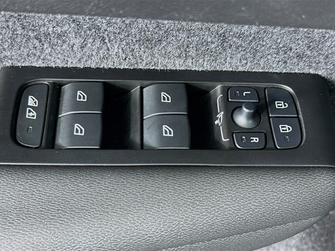 Used 2022 Volvo XC40 P8 Recharge Plus image 15