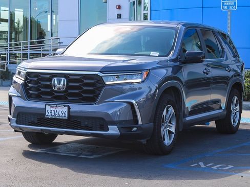 Used 2025 Honda Pilot EX-L image 3