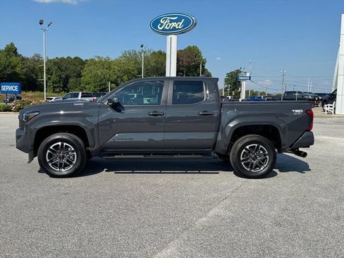 Used 2025 Toyota Tacoma TRD Sport AWD/4WD image 7