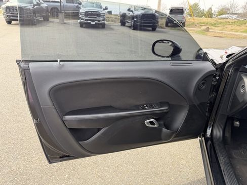 Used 2015 Dodge Challenger SXT image 12