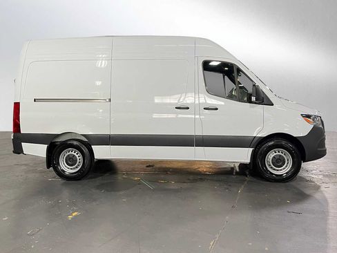Used 2025 Mercedes-Benz Sprinter 2500 image 2