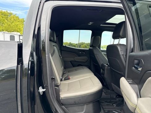 Used 2025 Chevrolet Colorado ZR2 w/ Technology Package AWD/4WD image 12