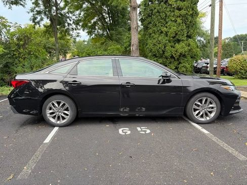 Used 2019 Toyota Avalon XLE w/ Moonroof Package FWD image 3