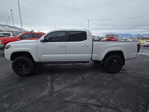 Used 2018 Toyota Tacoma TRD Sport w/ Technology Package image 8