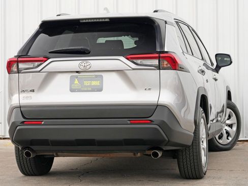 Used 2019 Toyota RAV4 LE image 4